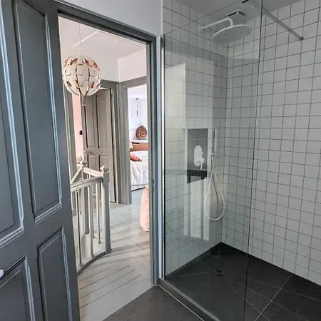 Bagatelle, 8 Personnes Front De Βίλα