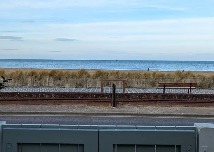 Bagatelle, 8 Personnes Front De Villa Houlgate