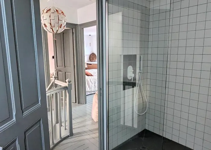 Bagatelle, 8 Personnes Front De Villa