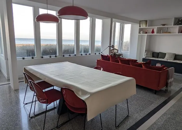 Bagatelle, 8 Personnes Front De